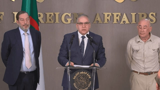 الندوة الصحفية للسيد الأمين العام لوناس مقرمان والسفير الإسباني بالجزائر عقب تسليم الرعية المختطف